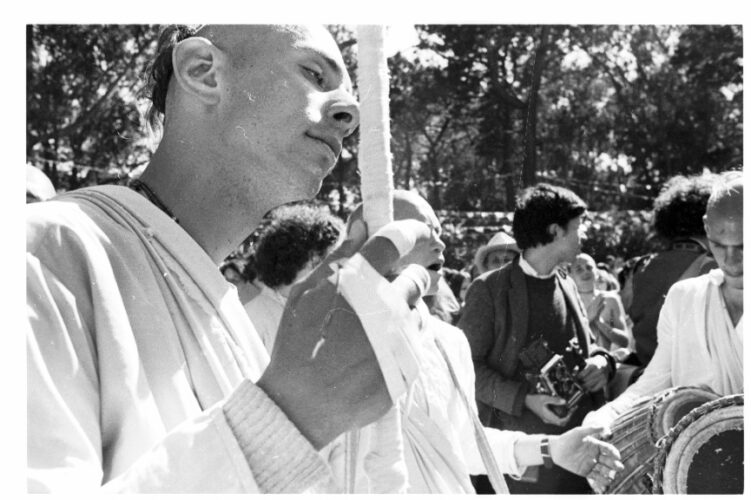 «Не беспокойся обо мне. Я все еще служу Радхе-Дамодаре»