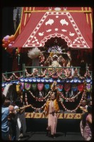 Джаянанда управляет колесницей Господа Джаганнатхи  