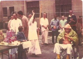 27 апреля 1977 года. Празднование дня рождения Джаянанды на месте построения колесниц в Лос-Анджелесе    