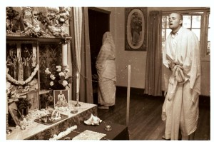 Джаянанда повторяет джапу перед Божествами в алтарной комнате               