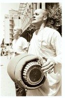 Джаянанда играет на мриданге на уличной харинаме                   