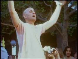 Джаянанда танцует в киртане на Фестивале Господа Чайтаньи в Беркли, 1969 г.    