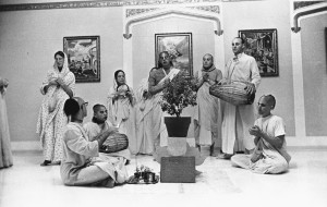 Джаянанда играет на мриданге во время туласи-пуджи в храме       