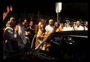 Джаянанда (справа в белой рубашке) и преданные встречают Шрилу Прабхупаду в аэропорту     
