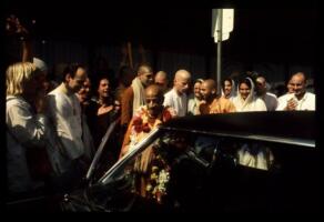 Приезд Шрилы Прабхупады в Сан-Франциско, 1974. Джаянанда справа хлопает в ладоши