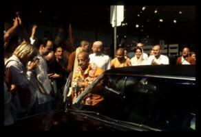 Приезд Шрилы Прабхупады в Сан-Франциско, 1974. Джаянанда справа хлопает в ладоши