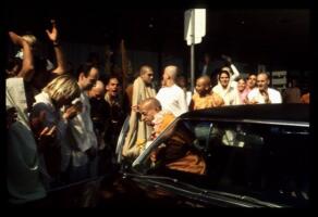 Приезд Шрилы Прабхупады в Сан-Франциско, 1974. Джаянанда справа хлопает в ладоши