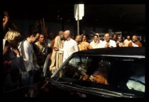 Приезд Шрилы Прабхупады в Сан-Франциско, 1974. Джаянанда справа хлопает в ладоши