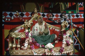 Шрила Прабхупада на вьясасане на сцене во время фестиваля Ратха-ятры в Сан-Франциско в 1975 г.   