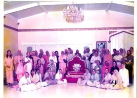 Сан-Франциско 1974, Джаянанда справа от асаны с белым мешочком