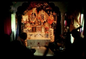 Шрила Прабхупада (слева) в автобусе группы "Радха-Дамодара". По центру на алтаре Божества Радхи-Дамодары, справа Вишнуджана Свами и Дхриштадьюмна дас. Чикаго, 1975 г.   