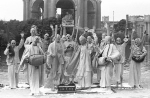 Джаянанда (в центре с караталами) вместе преданными группы "Радха-Дамодара" позируют на фоне "Дворца изящных искусств" в парке в Сан-Франциско   