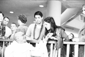 Прощание с Прабхупадой в аэропорту  (Джаянанда выглядывает слева)  