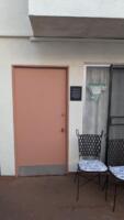 Мемориальная доска на стене квартиры, где Джаянанда провел свои последние дни. Сейчас это комната для вышивания Божеств